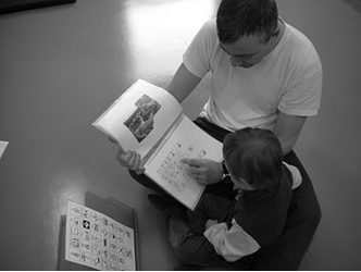 l'adulto indica i simboli mentre legge